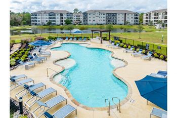 swimming pool at Retreat at Magnolia apartments